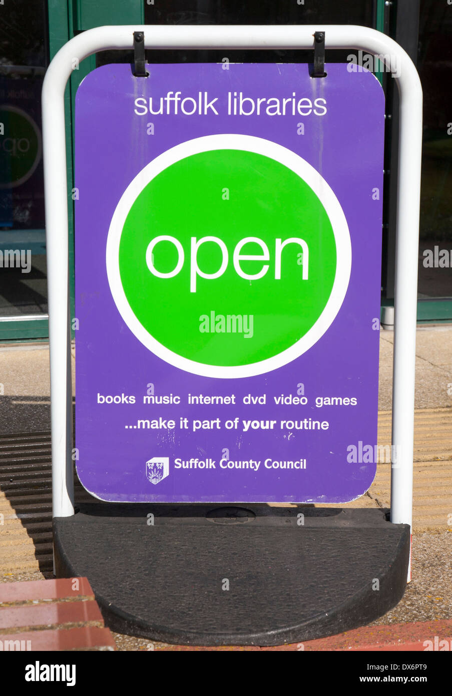 Suffolk Bibliotheken Schild "geöffnet", UK Stockfoto