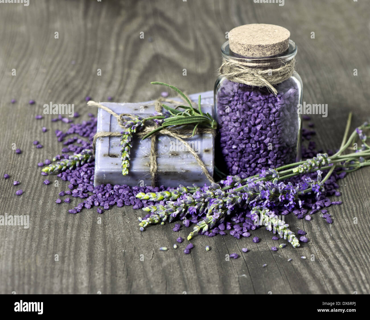 Kräuter Lavendel Seife und Bad Salz mit frischen Blumen über hölzerne Hintergrund Stockfoto