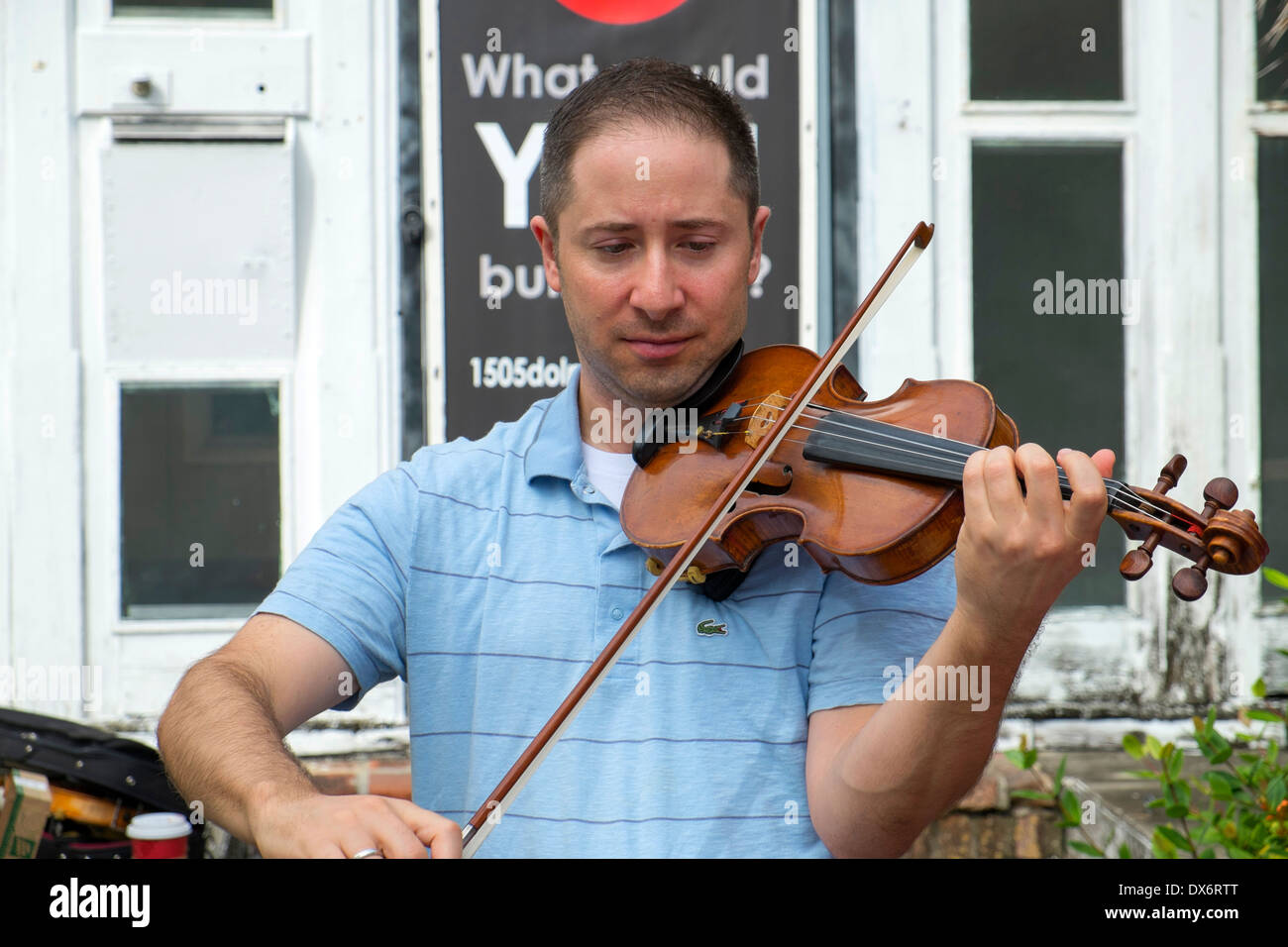 Violine-Darsteller in Sarasota Kreide Festival historische Burns Square-Florida-USA Stockfoto