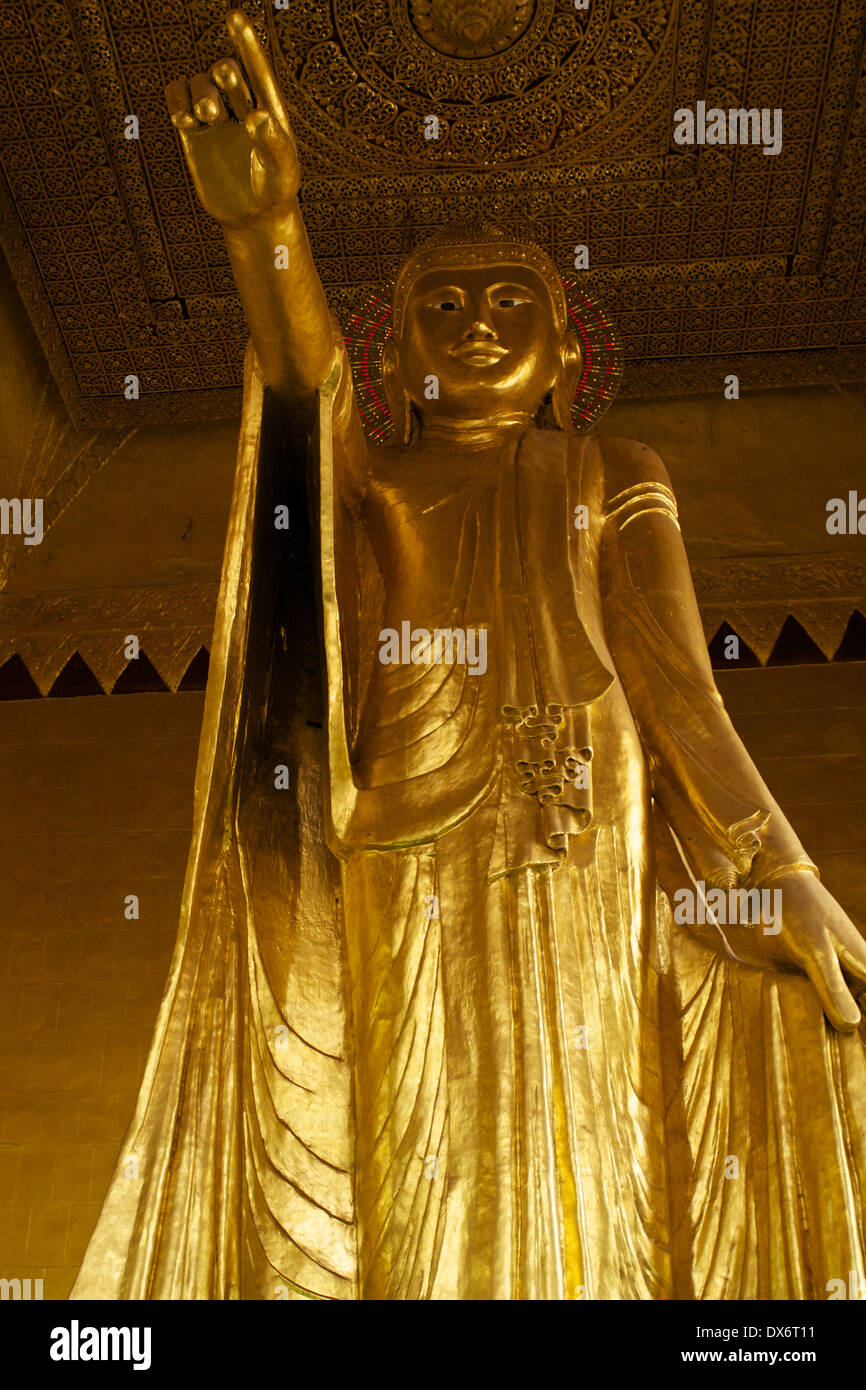 Vergoldete Shweyattaw Buddha, mit ausgestreckter Hand (diese Position ist einzigartig in Theravada Welt) am Schnittpunkt von vier Stockfoto