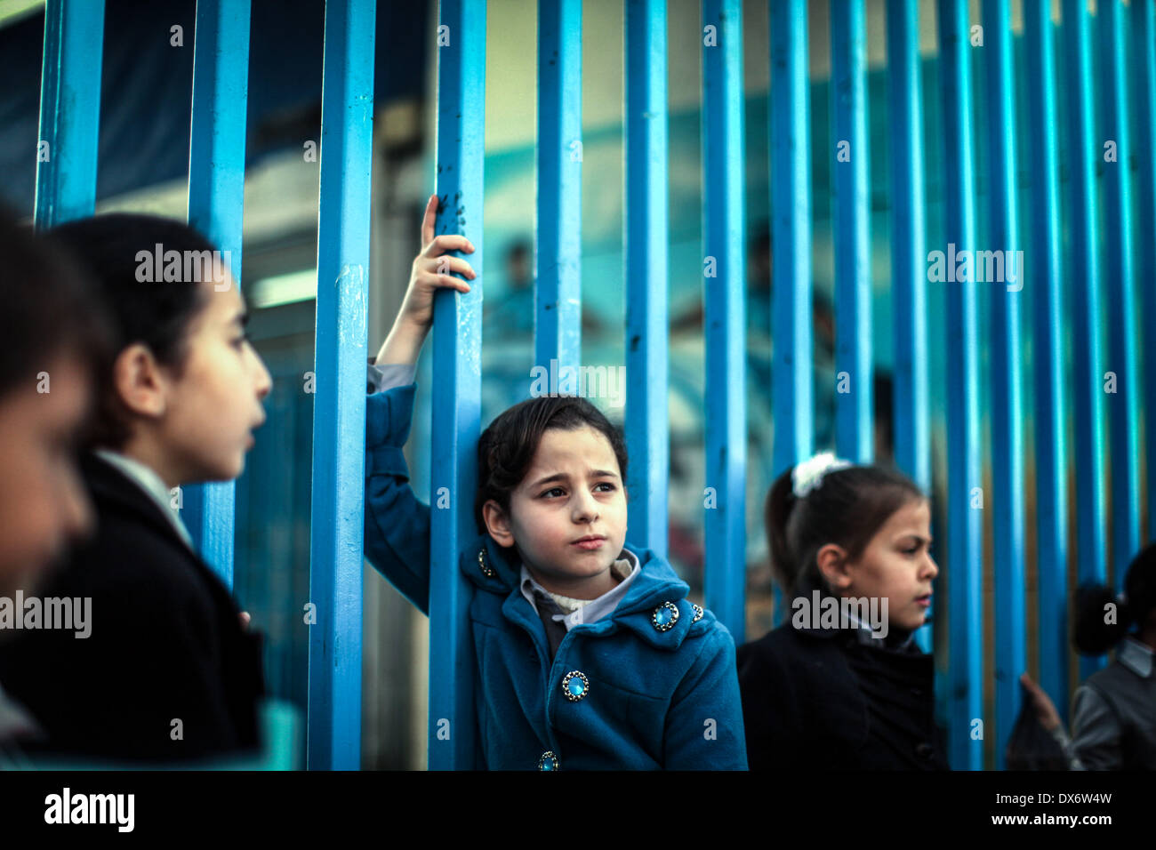 Gaza-Stadt, Gaza-Streifen. 19. März 2014. Palästinensische Kinder während einer Protestaktion vor dem Hauptquartier der UNRWA, einen Aufzug zur Belagerung von Gaza-Stadt zu verlangen. Bildnachweis: Momen Faiz/NurPhoto/ZUMAPRESS.com/Alamy Live-Nachrichten Stockfoto