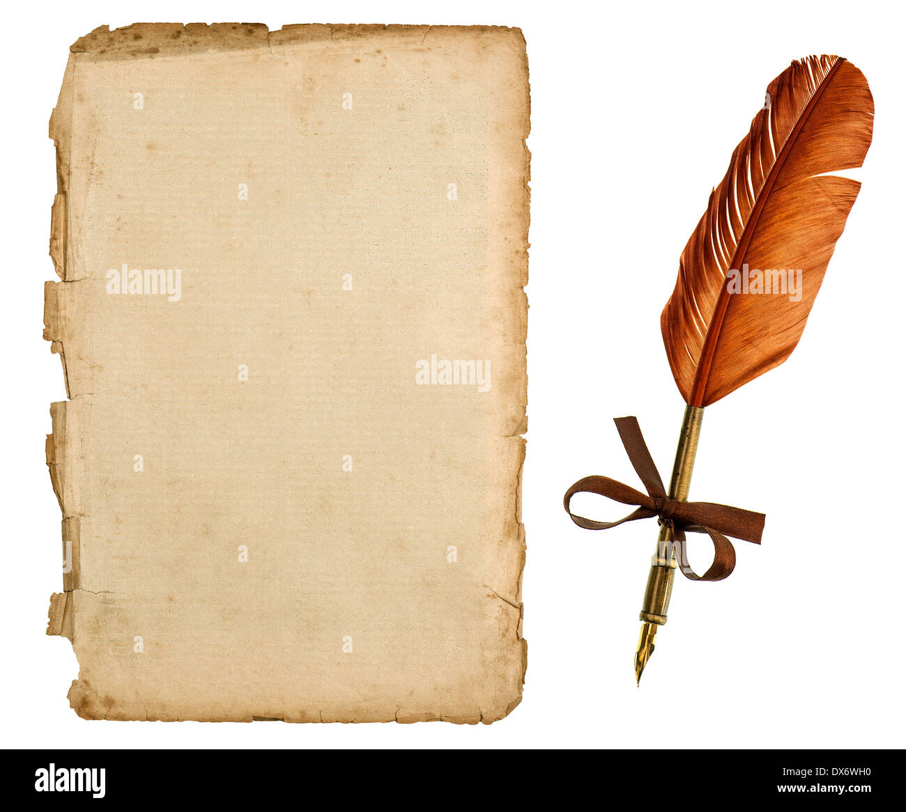 Antike Papierblatt und Vintage Kugelschreiber isoliert auf weißem Hintergrund. Retro-Handschrift Zubehör Stockfoto