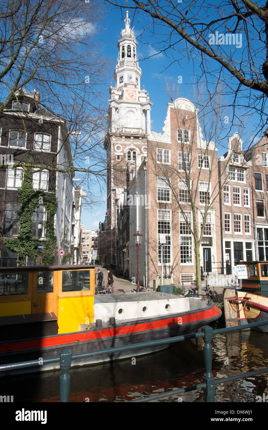 Kanal Lastkähne am Kanal in Amsterdam Niederlande mit historischen Lagerhallen im Hintergrund Stockfoto