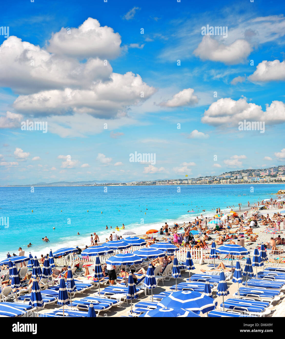 Touristen, Sonnenliegen und Sonnenschirme am heißen Sommertag am Strand. Schöne, französische riviera Stockfoto