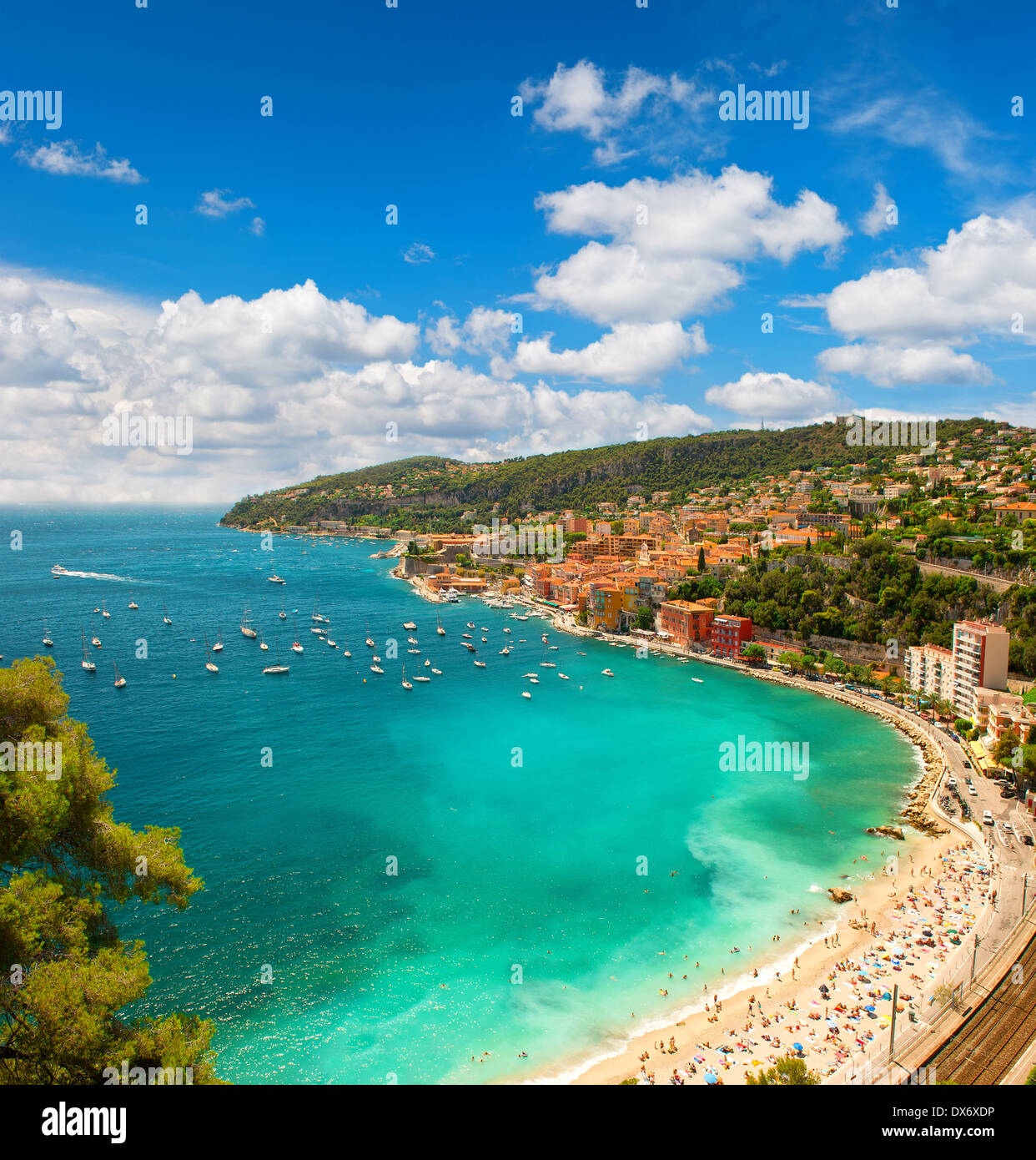 Blick auf Luxus-Resort und Bucht der Cote d ' Azur in Frankreich. In der Nähe von Nizza und Monaco, Villefranche Côte d ' Azur Stockfoto