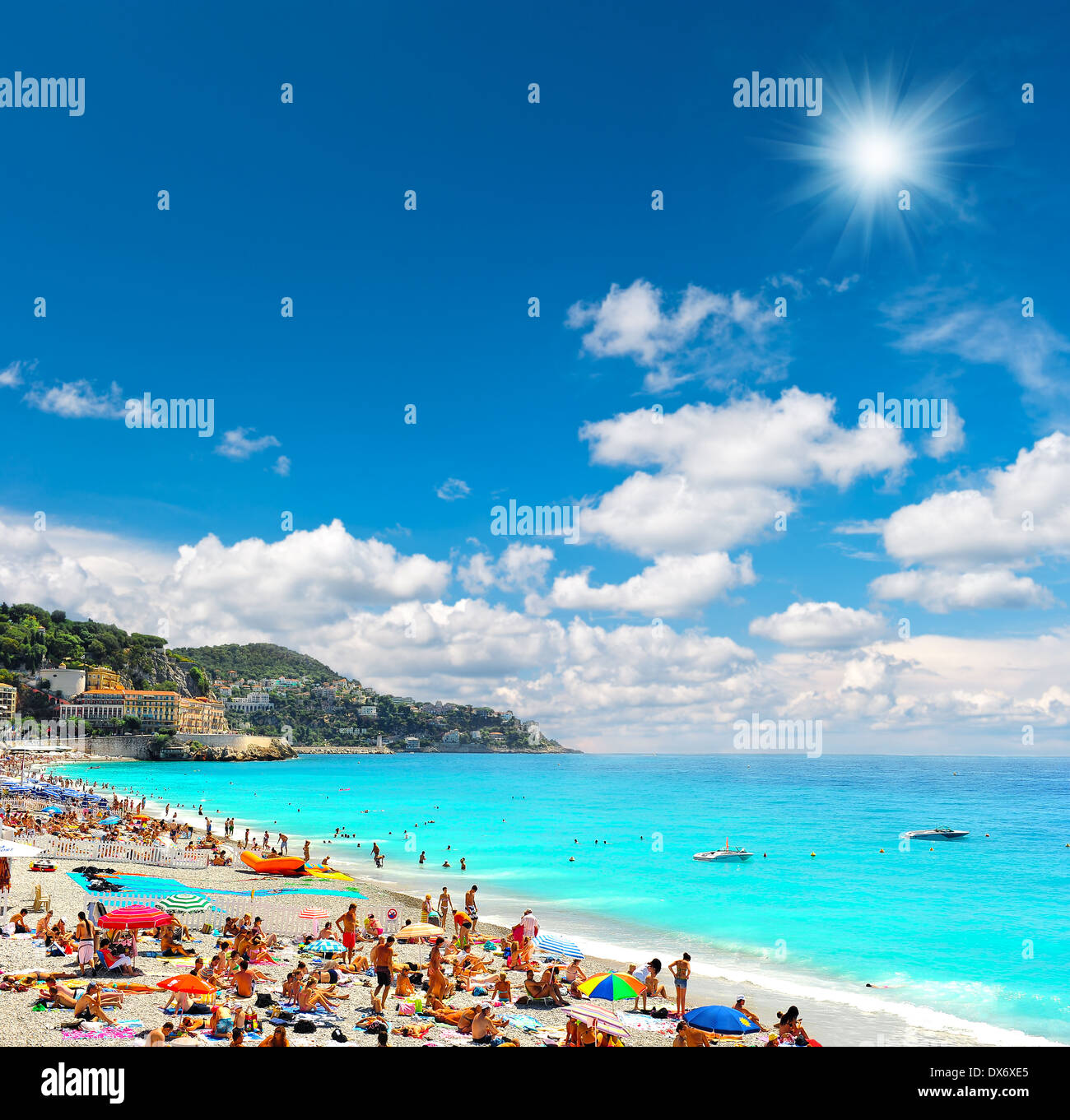 Blick auf den Strand mit Touristen, Liegestühlen und Sonnenschirmen an heißen Sommertagen. Reisen-Hintergrund Stockfoto