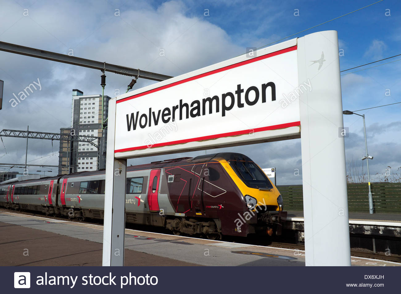 Wolverhampton Platzieren Namensschild Am Bahnhof Der Stadt Mit Einem Cross Country Zug Hinter Sichtbar West Midlands Uk Stockfotografie Alamy