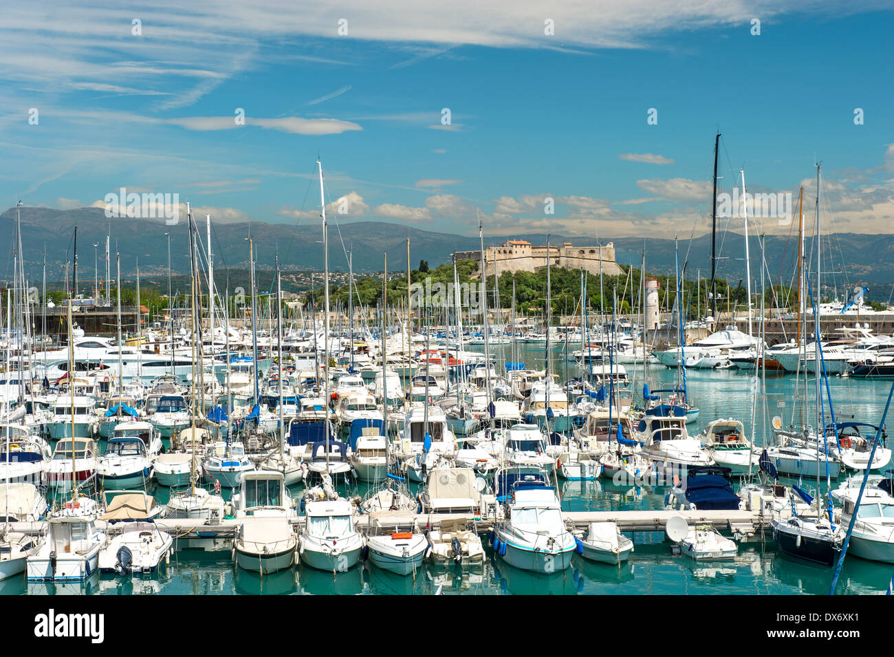 berühmte Dorf Antibes in der Nähe von Nizza, Cannes und Monaco. Côte d ' Azur. Landschaft mit Segelbooten und Yachten Stockfoto