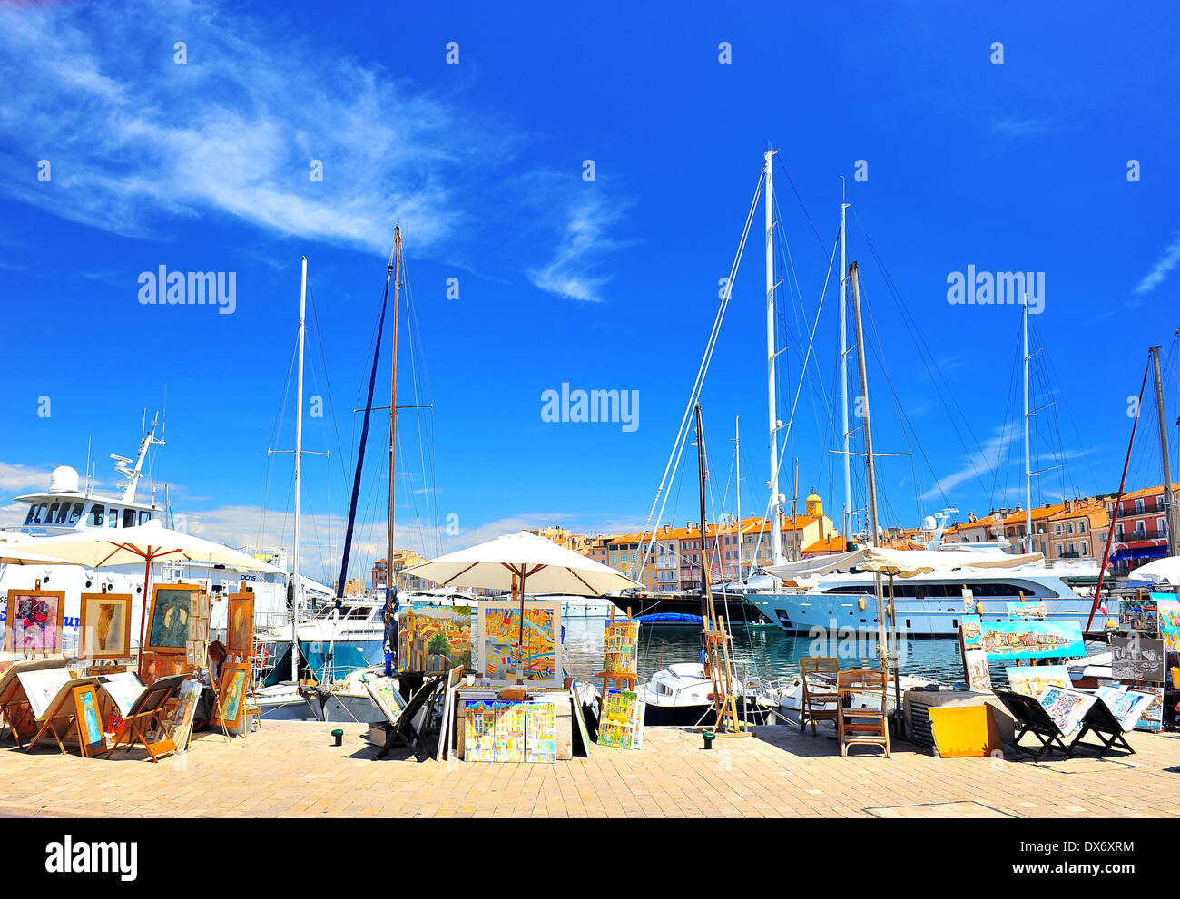 SAINT-TROPEZ, Frankreich - 24.Mai: Ansicht von Saint Tropez Hafen mit Lack-Kunstausstellung und Verkauf am 24. Mai 2012, Saint-Tropez. Stockfoto