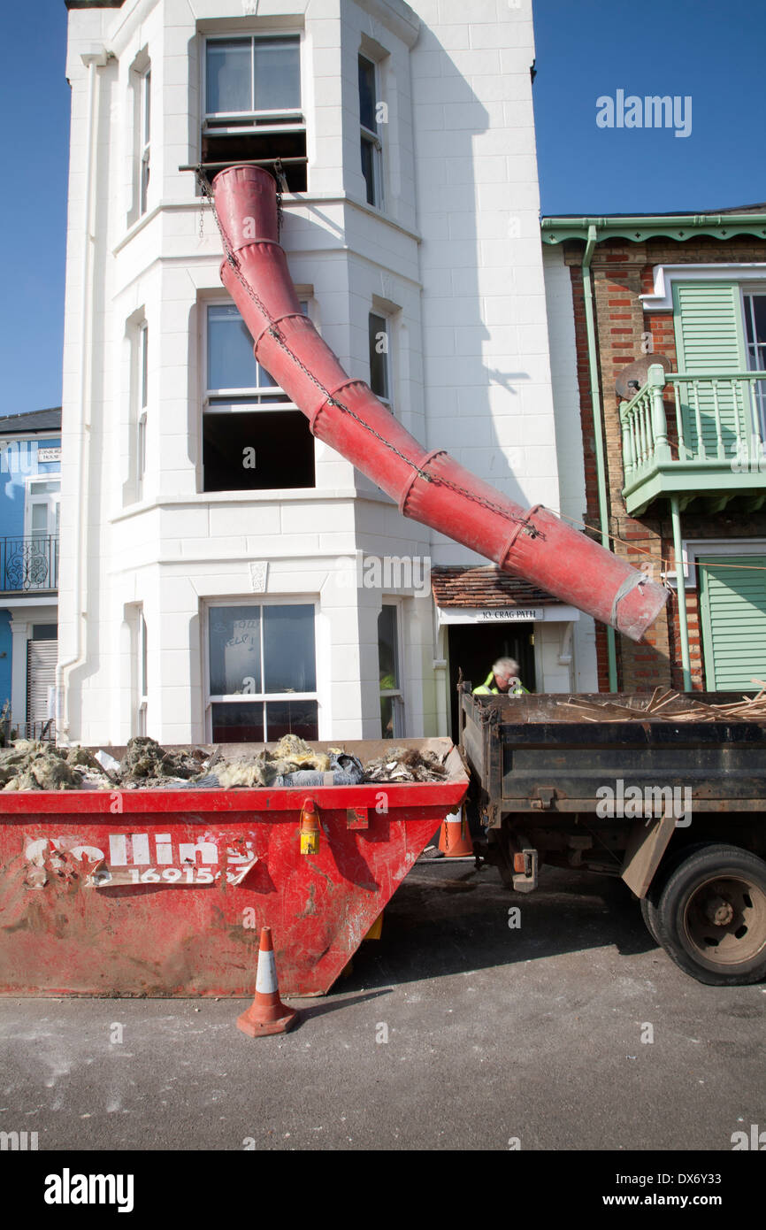 Bauherren zu verschwenden Shute clearing-Müll aus einer Bebauung in einen LKW, Aldeburgh, Suffolk, England Stockfoto