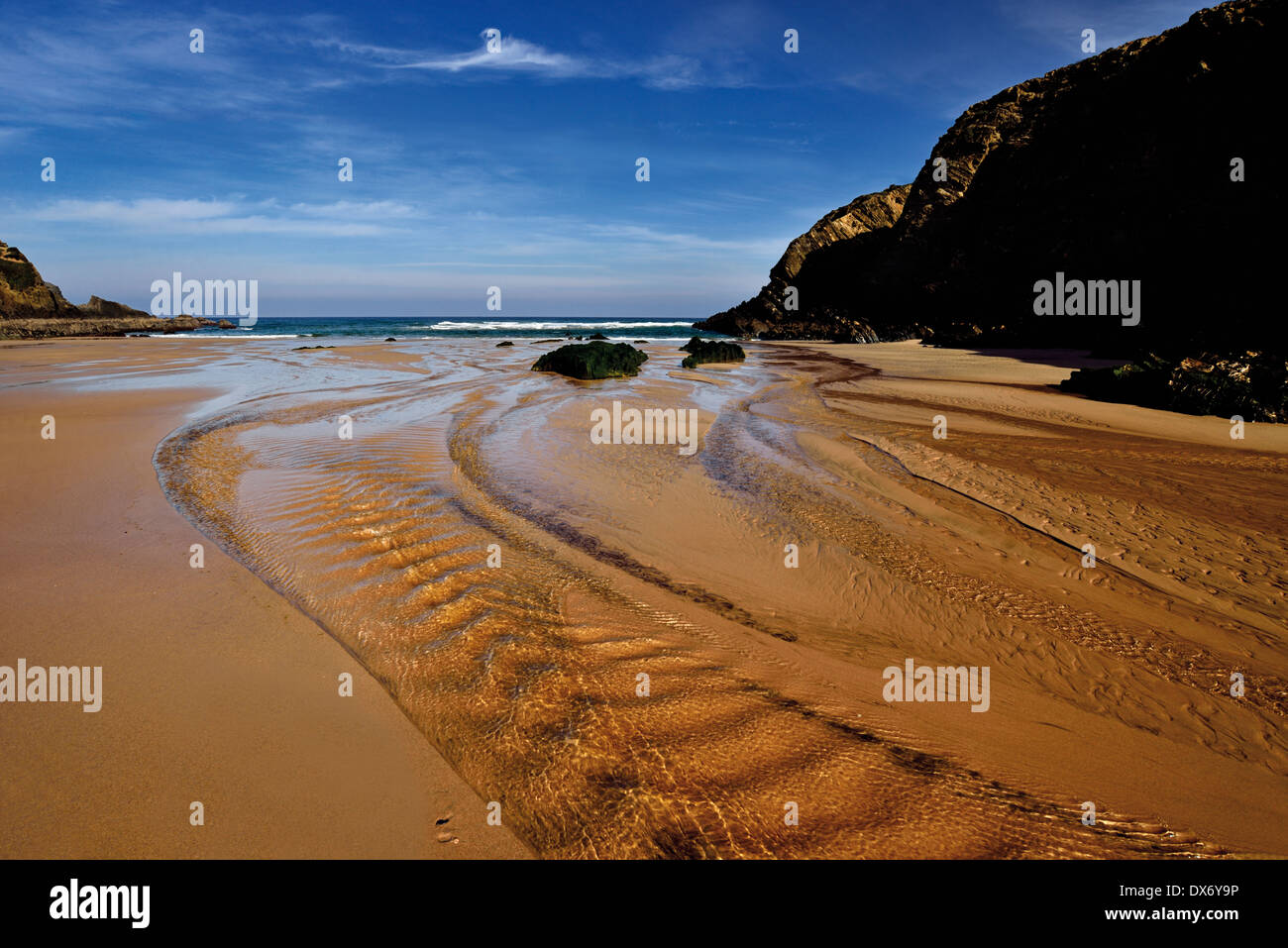 Portugal, Alentejo: Naturstrand mit breiten Sandbucht und Felsen bei Ebbe Stockfoto