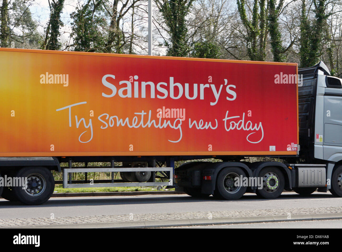 Ein LKW Reisen entlang der A23-Straße in Coulsdon, Surrey, England. Stockfoto