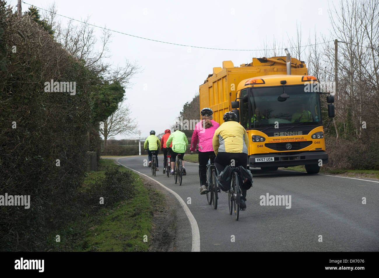 Radfahrer auf der Landstraße in New Forest, Großbritannien. Stockfoto