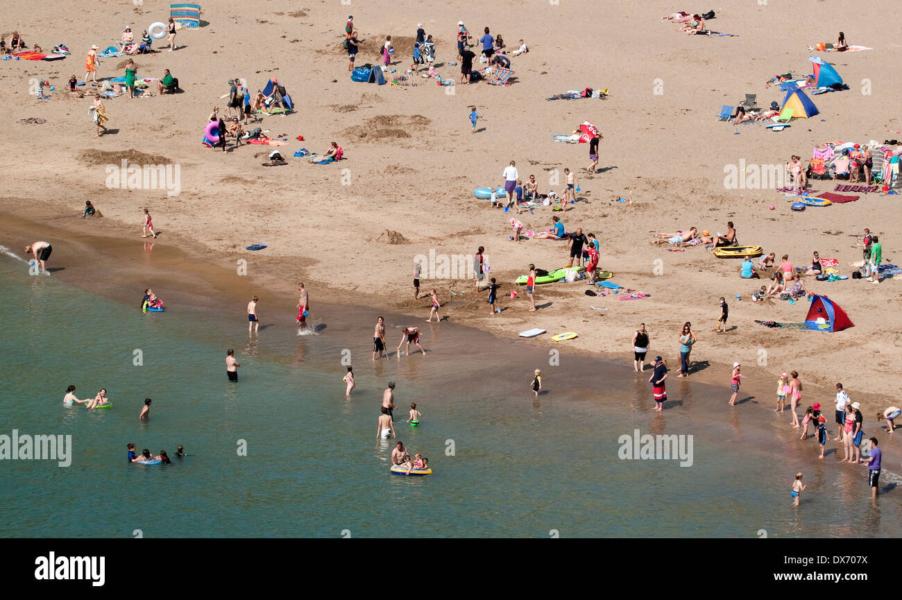 Überfüllten Strand bei Urlaubern im Sommer bei Mwnt Cardigan Ceredigion Wales UK Stockfoto