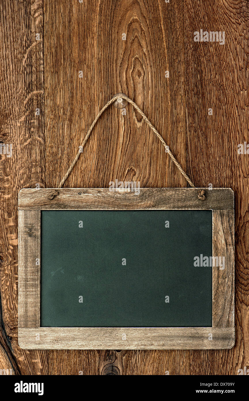 Retro-Stil Tafel auf Holzwand. rustikaler Hintergrund mit leeren Feld für Ihren text Stockfoto