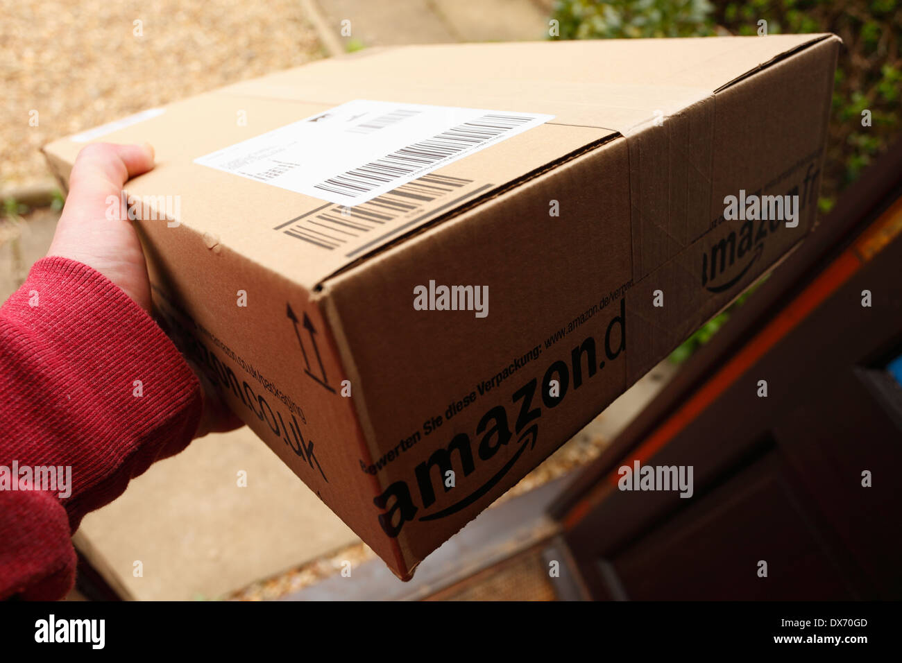 Übernahme einer Parzelle von amazon.co.uk. Stockfoto