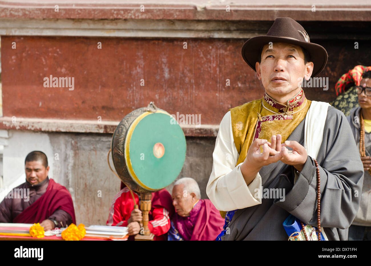 Tibetische Mann betet während Losar (tibetische Neujahr) Feier, Bouddanath Stupa, Kathmandu, Nepal. Stockfoto