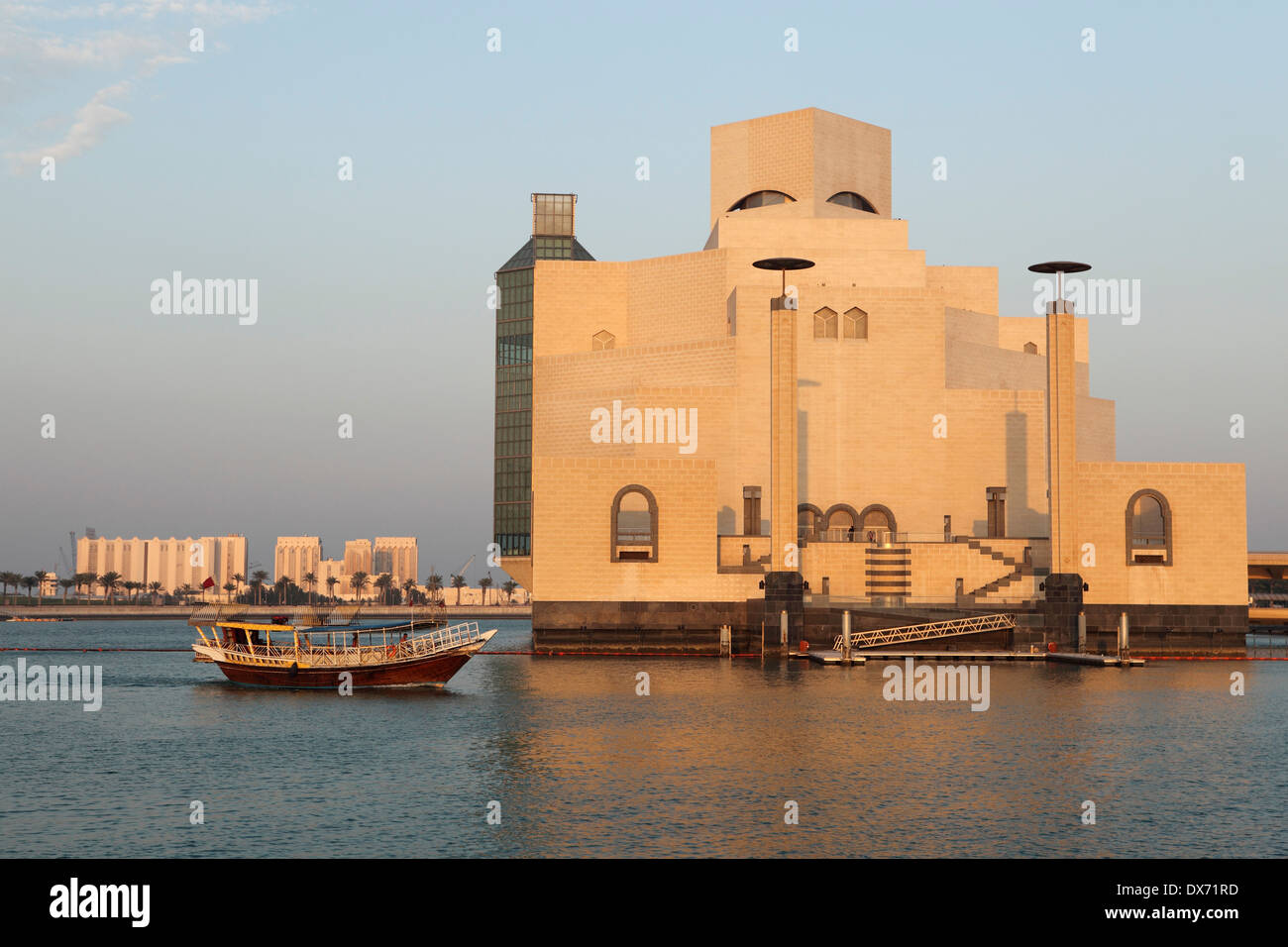 Einem traditionellen Holzboot fährt vorbei an das Museum für islamische Kunst in Doha, Katar. Stockfoto