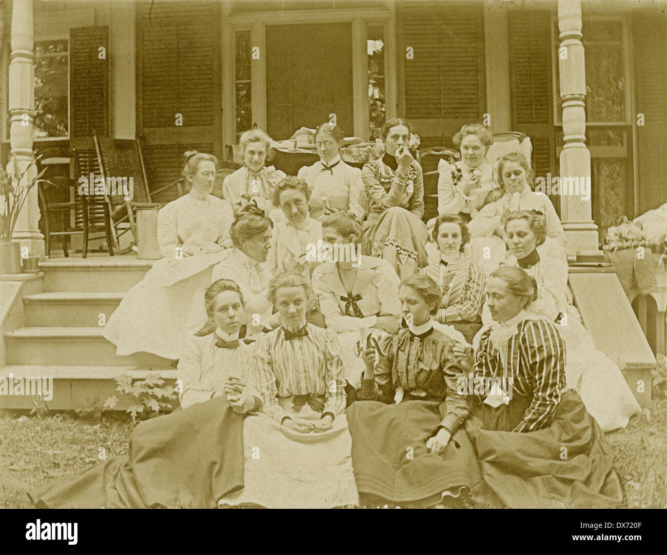 Ca. 1890 antike Fotografie, eine Gruppe von jungen Frauen nach einem Nachmittag Mittagessen. Stockfoto