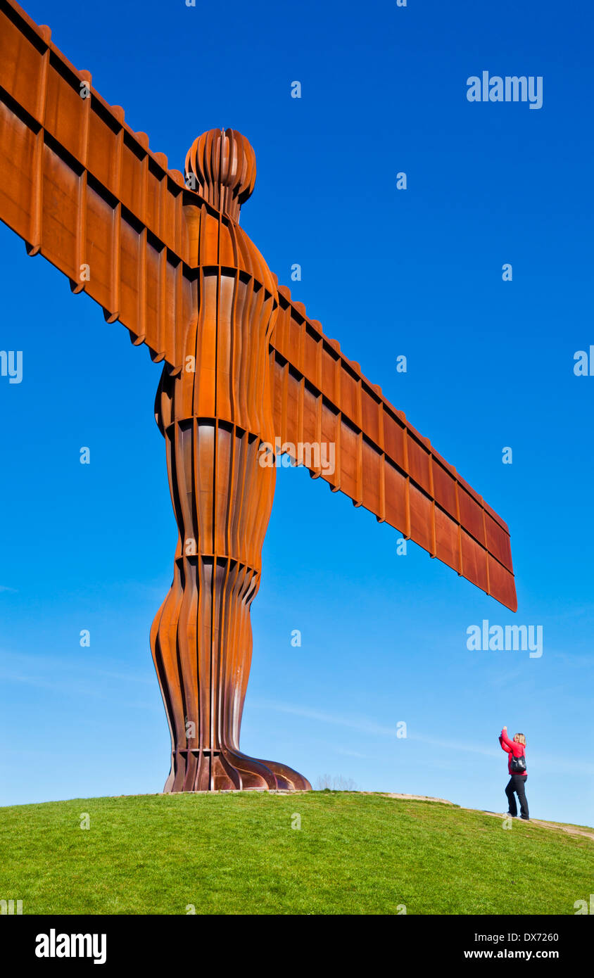 Frau Takinga Foto des Engels der Skulptur von Antony Gormley Gateshead Newcastle-upon-Tyne England gb uk Eu Europa Nord Stockfoto