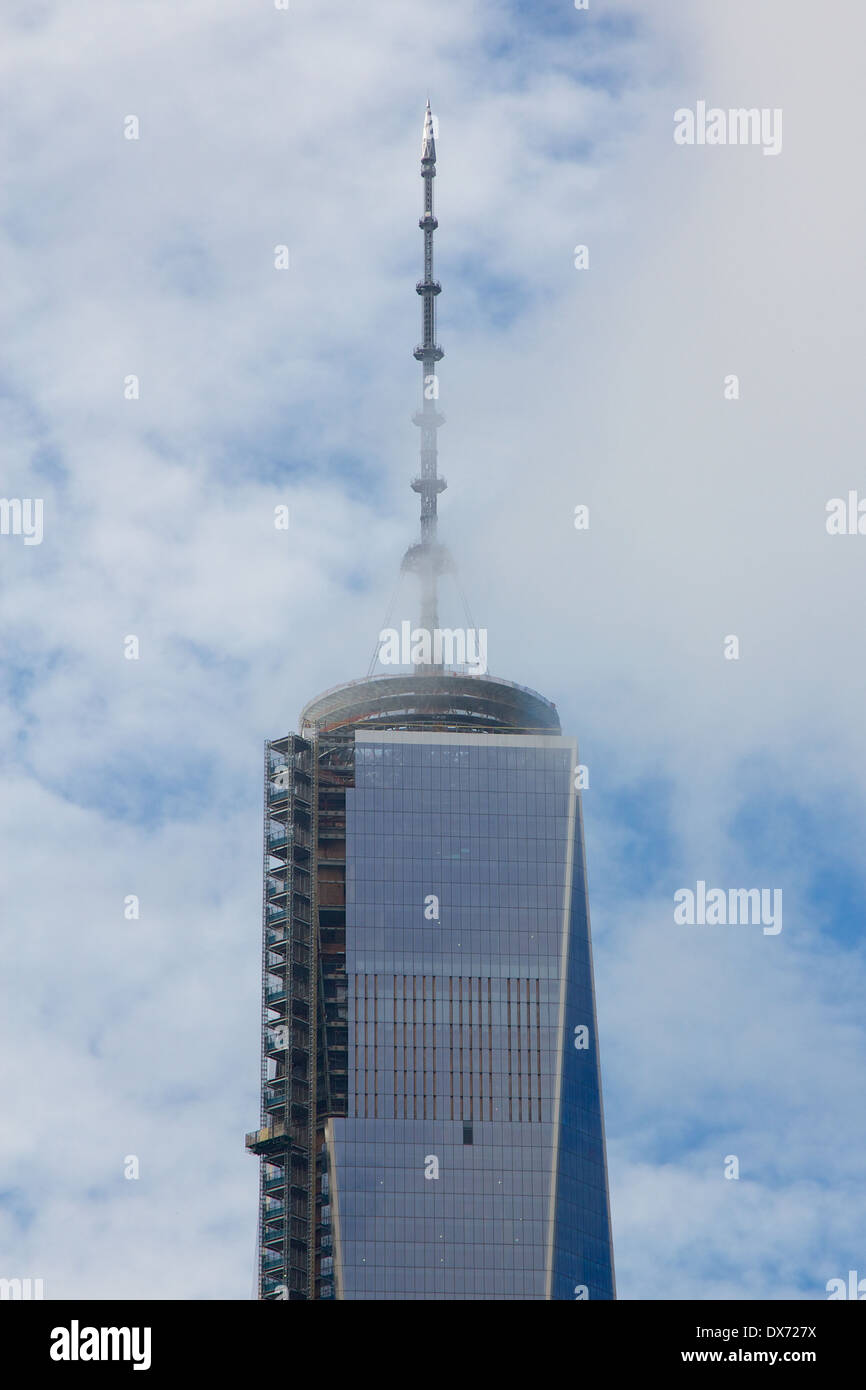 Spitze des One World Trade Center unter Wolken während des Baus der neuen Tower in New York, NY, USA im September 2013. Stockfoto