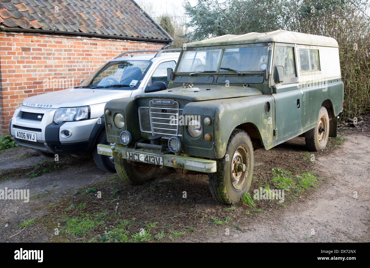 Alte und neuere Land Rover Fahrzeuge nebeneinander, Suffolk, England Stockfoto
