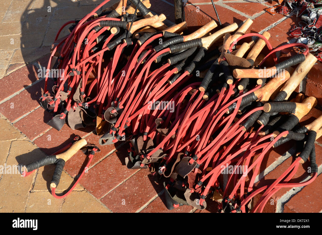 Katapulte handgefertigt von lokalen Menschen in Afrika, auf den Verkauf in Simons Town Stockfoto