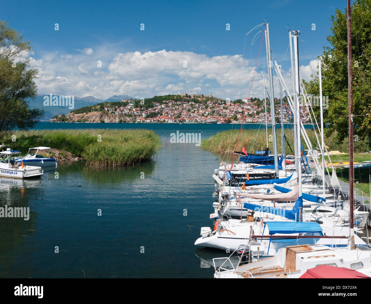 Boote in der Marina von der UNESCO geschützten Stadt und See von Ohrid, Mazedonien Stockfoto