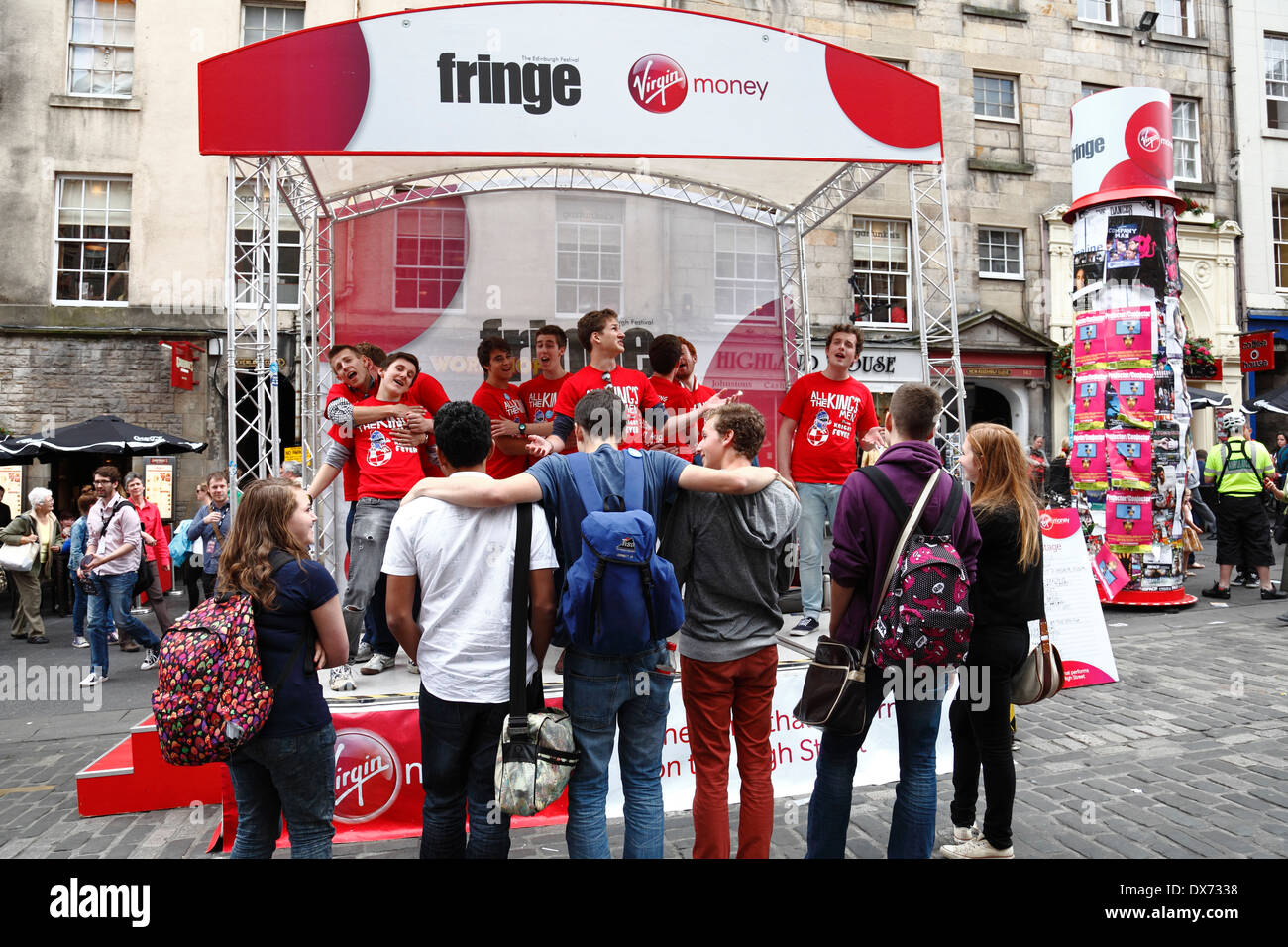 Junge Leute beobachten männliche A cappella-Gruppe Alle Männer des Königs beim Edinburgh International Festival Fringe, Schottland, Großbritannien Stockfoto