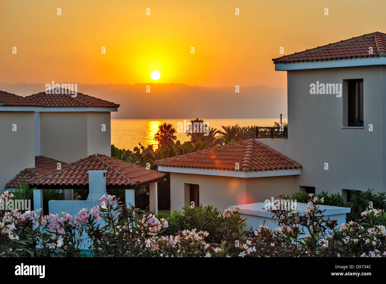 Sonnenuntergang über luxuriöse Strandvillen zu vermieten auf Zypern Stockfoto