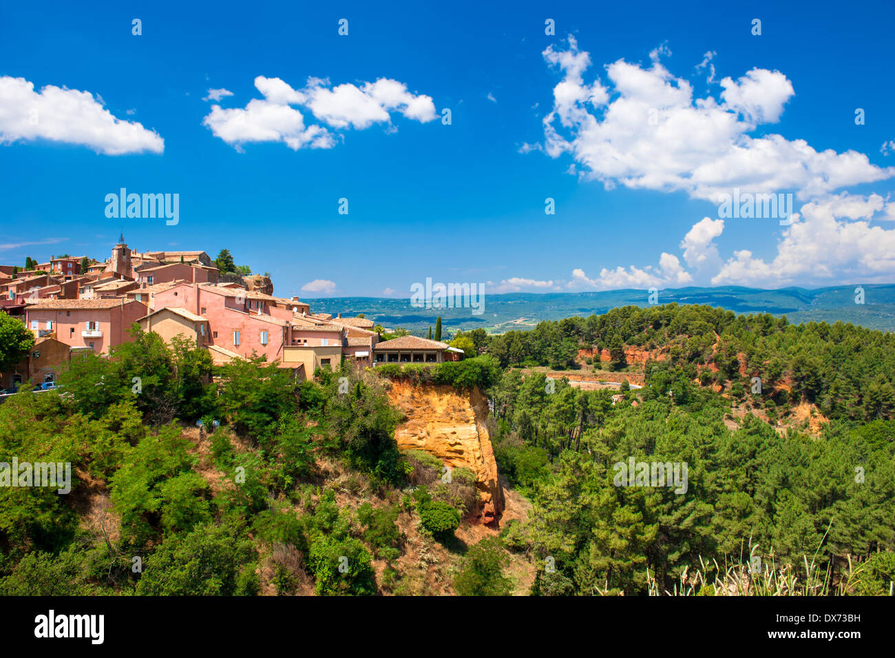 Roussillon-Dorf in der Nähe von Gordes, Provence, Frankreich. Schönen Sommerlandschaft mit roten Ocker Klippen und blauen Wolkenhimmel Stockfoto