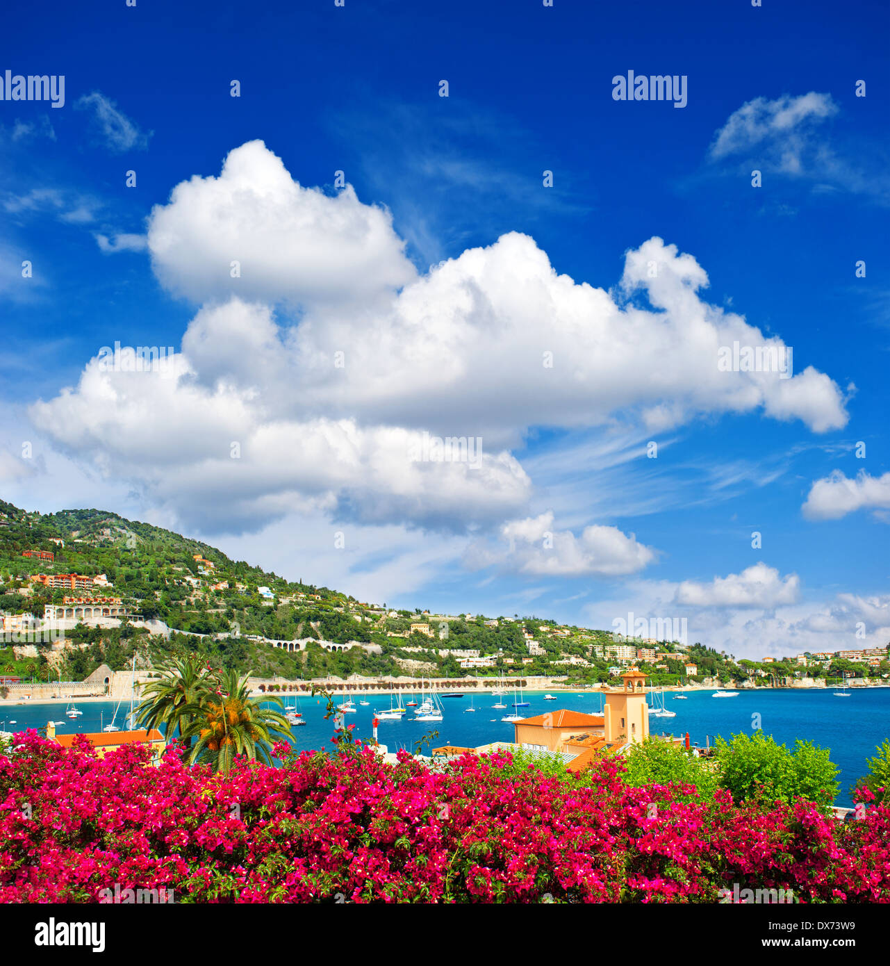 Mittelmeer-Landschaft mit blauen Wolkenhimmel. Côte d ' Azur in der Nähe von Nizza und Monaco Stockfoto