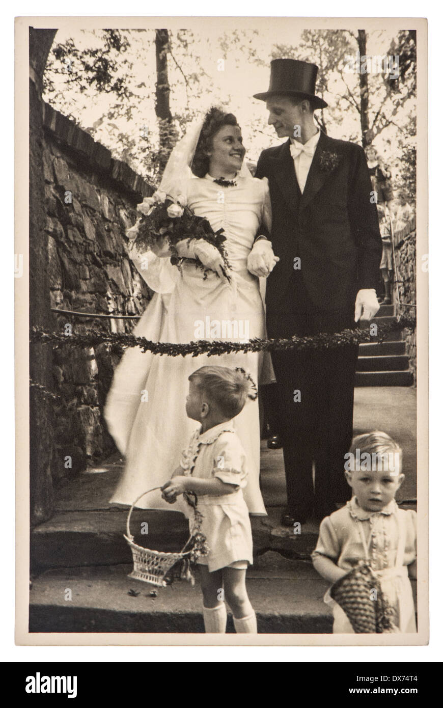BERLIN, Deutschland - um 1930: original antiken Hochzeitsfoto. Porträt von nur Ehepaar. nostalgisches Bild, um 1930 Stockfoto