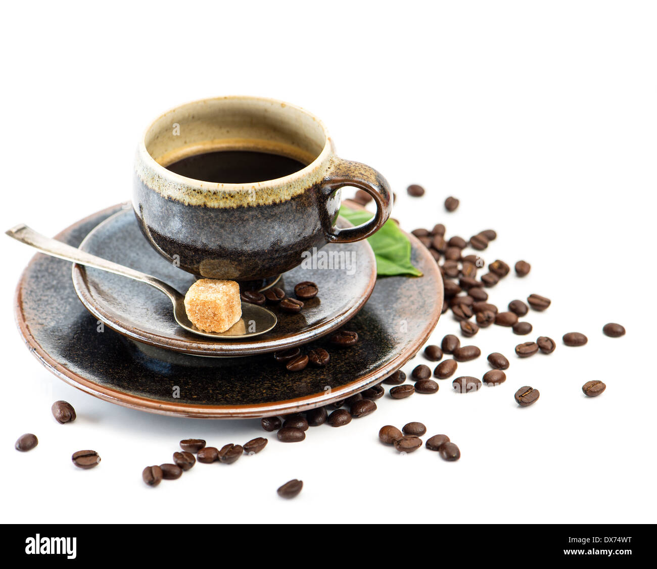 Tasse schwarzer Kaffee mit Bohnen auf weißem Hintergrund. Essen und trinken. Selektiven Fokus Stockfoto