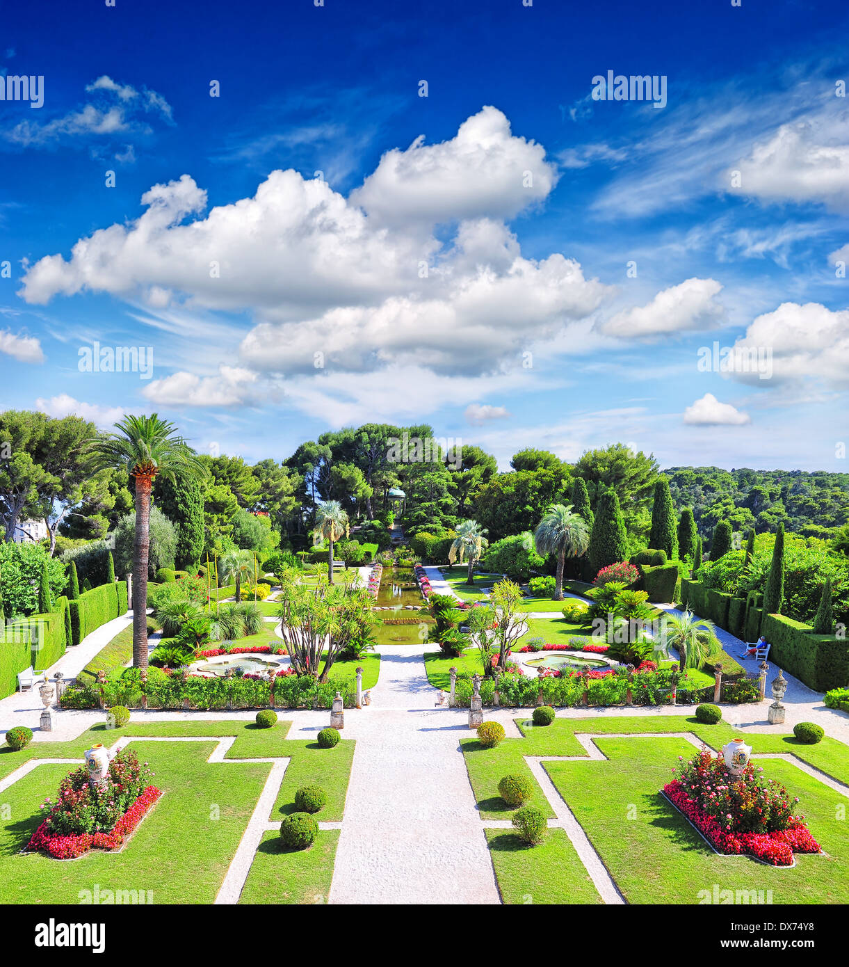 schönen mediterranen Garten an der französischen Riviera in der Nähe von Nizza und Monaco. Landschaft mit blauen Wolkenhimmel Stockfoto