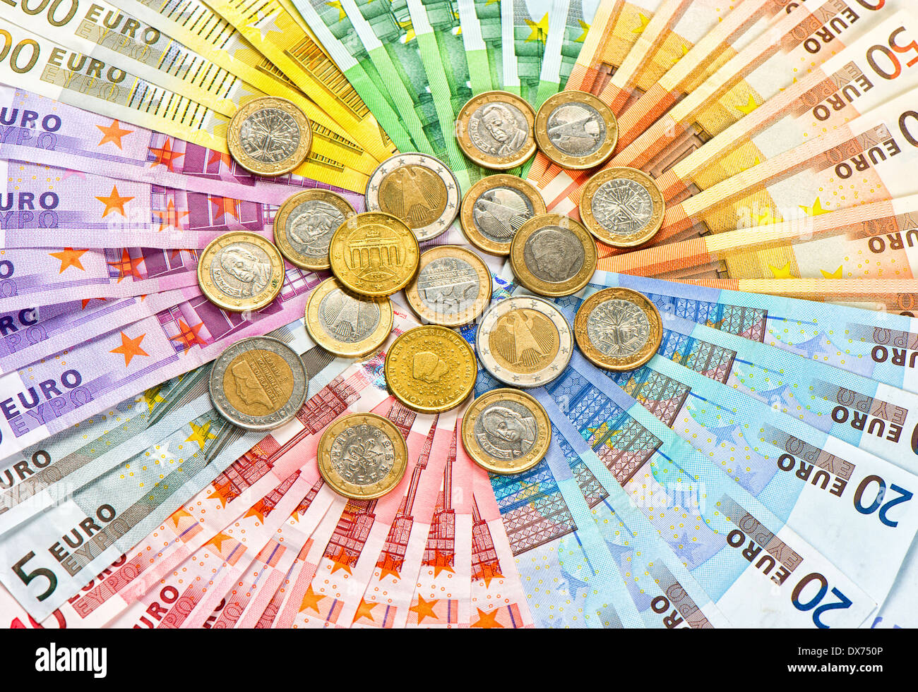 Nahaufnahme von Euro-Münzen und Banknoten. bunte Geld Hintergrund Stockfoto