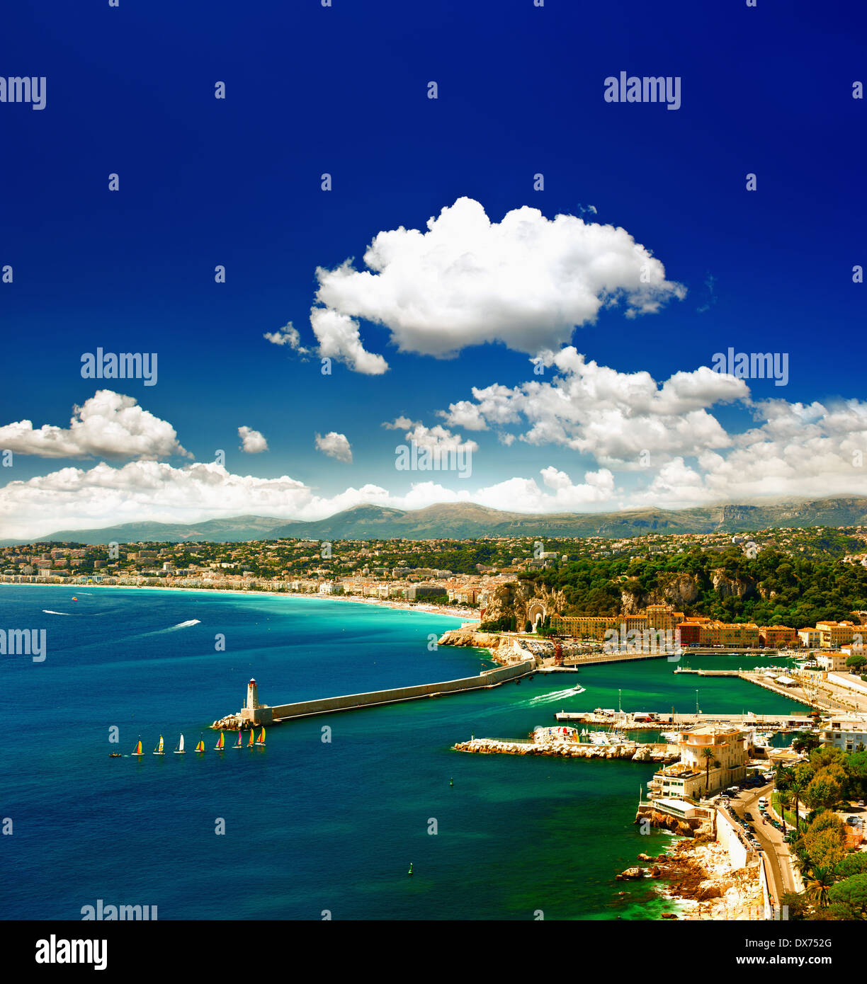 Blick auf mediterranen Resort, schöne Stadt, Cote d ' Azur, Frankreich. Türkisfarbenes Meer und perfekte blauer Himmel Stockfoto
