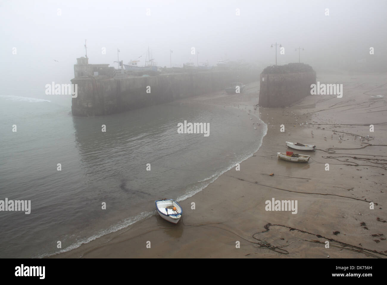 Newquay Hafen eingehüllt in Nebel, Cornwall, England, Großbritannien, Deutschland, UK, Europa Stockfoto