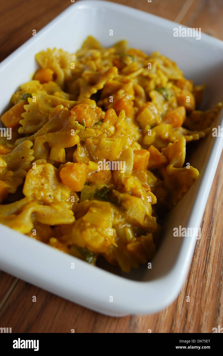 Vollkorn-Pasta mit Kürbis, Lauch, Salbei und Kurkuma Stockfoto
