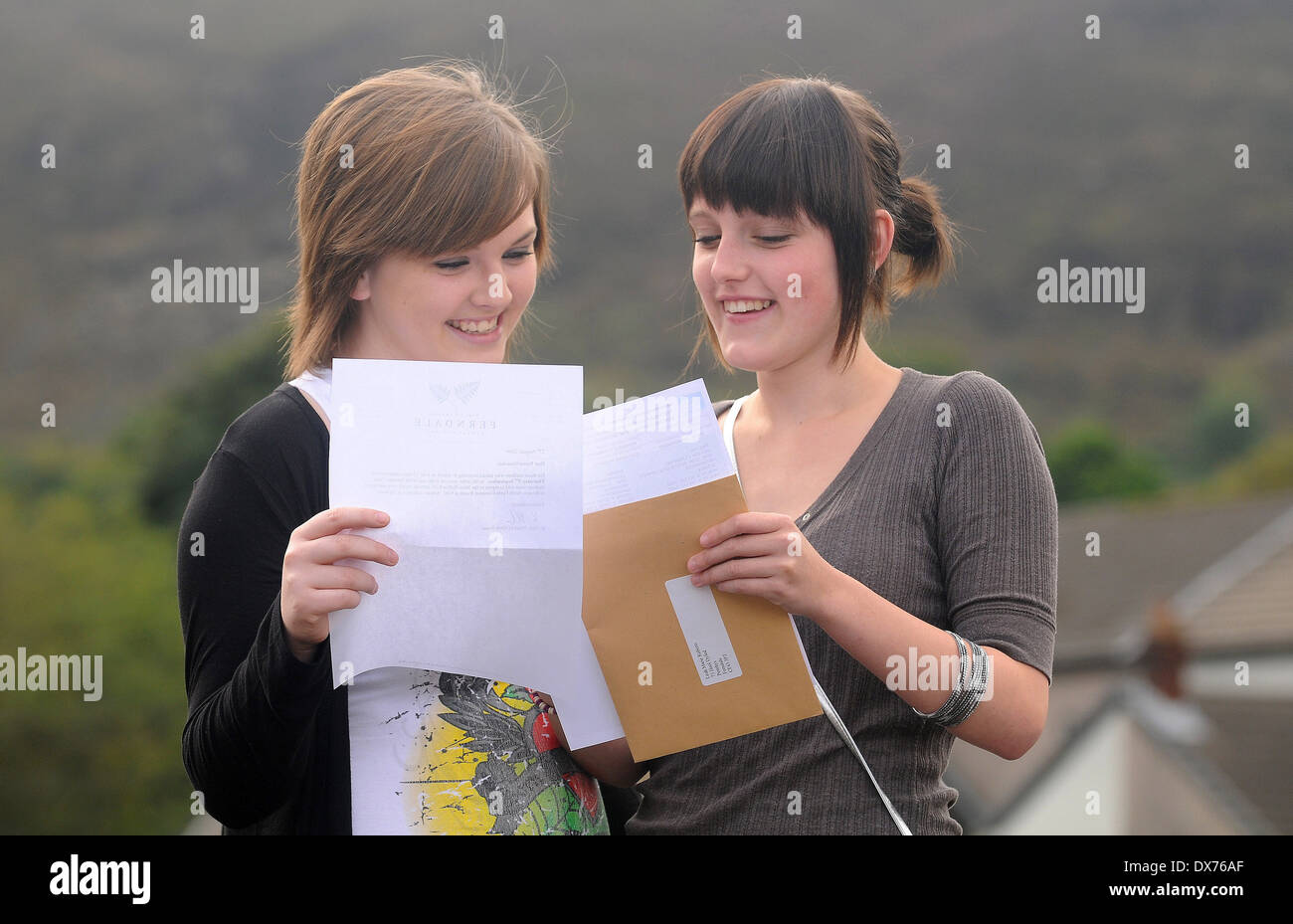 Studenten ihre GCSE Resultate auf Ergebnisse Tag geöffnet. Stockfoto