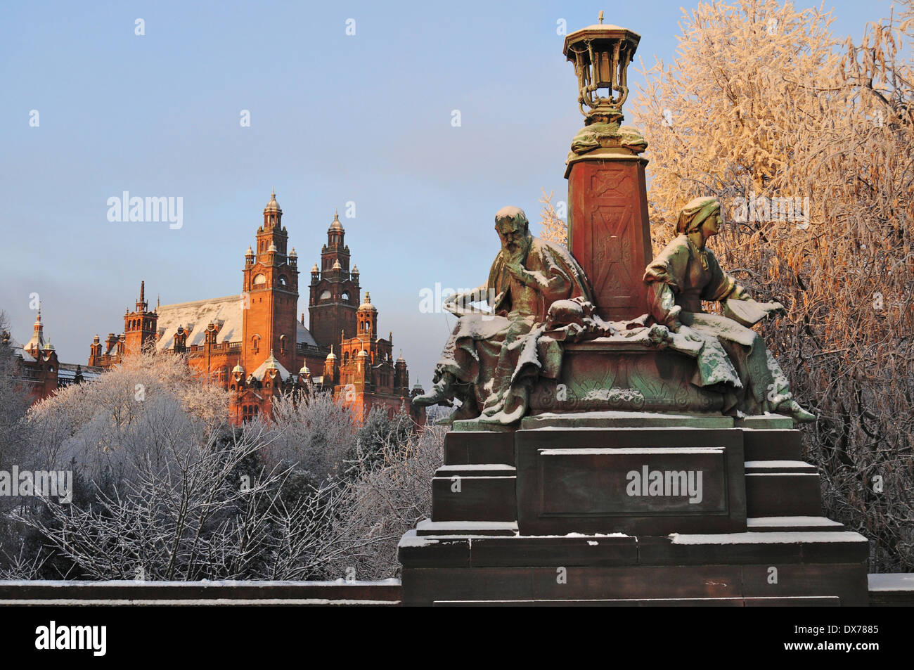 Statuen auf Kelvin Weg von Kelvingrove Park, Glasgow, Schottland, bestäubt mit Schnee und Frost. Kelvingrove Art Gallery im Hintergrund Stockfoto