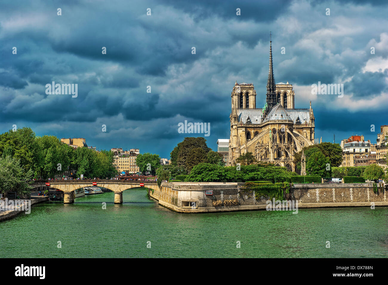 Notre Dame de Paris Carhedral außen am Flussufer mit dramatischer Himmel Stockfoto