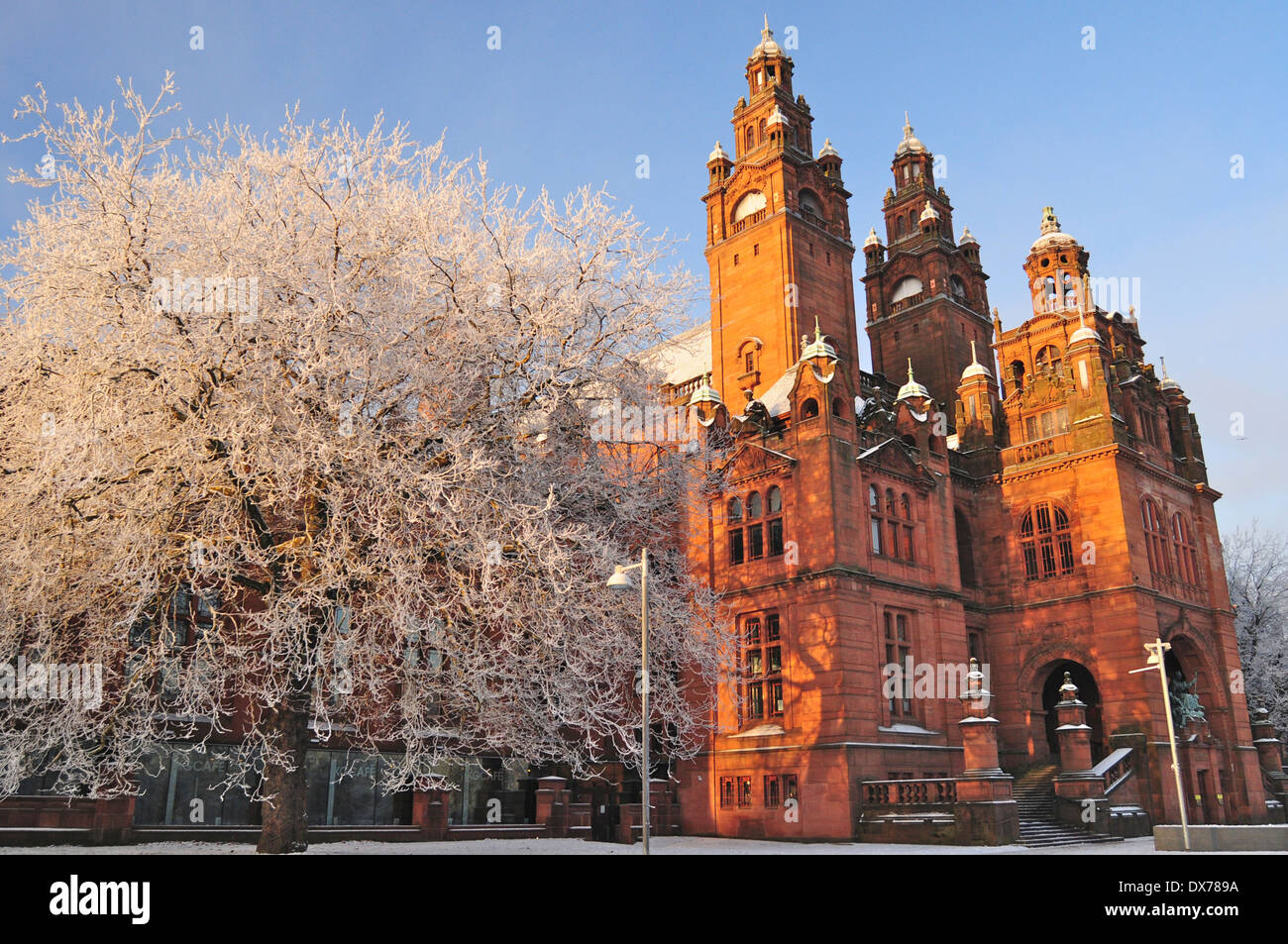 Kelvingrove Art Gallery, Glasgow, an einem frostigen Wintermorgen. Stockfoto