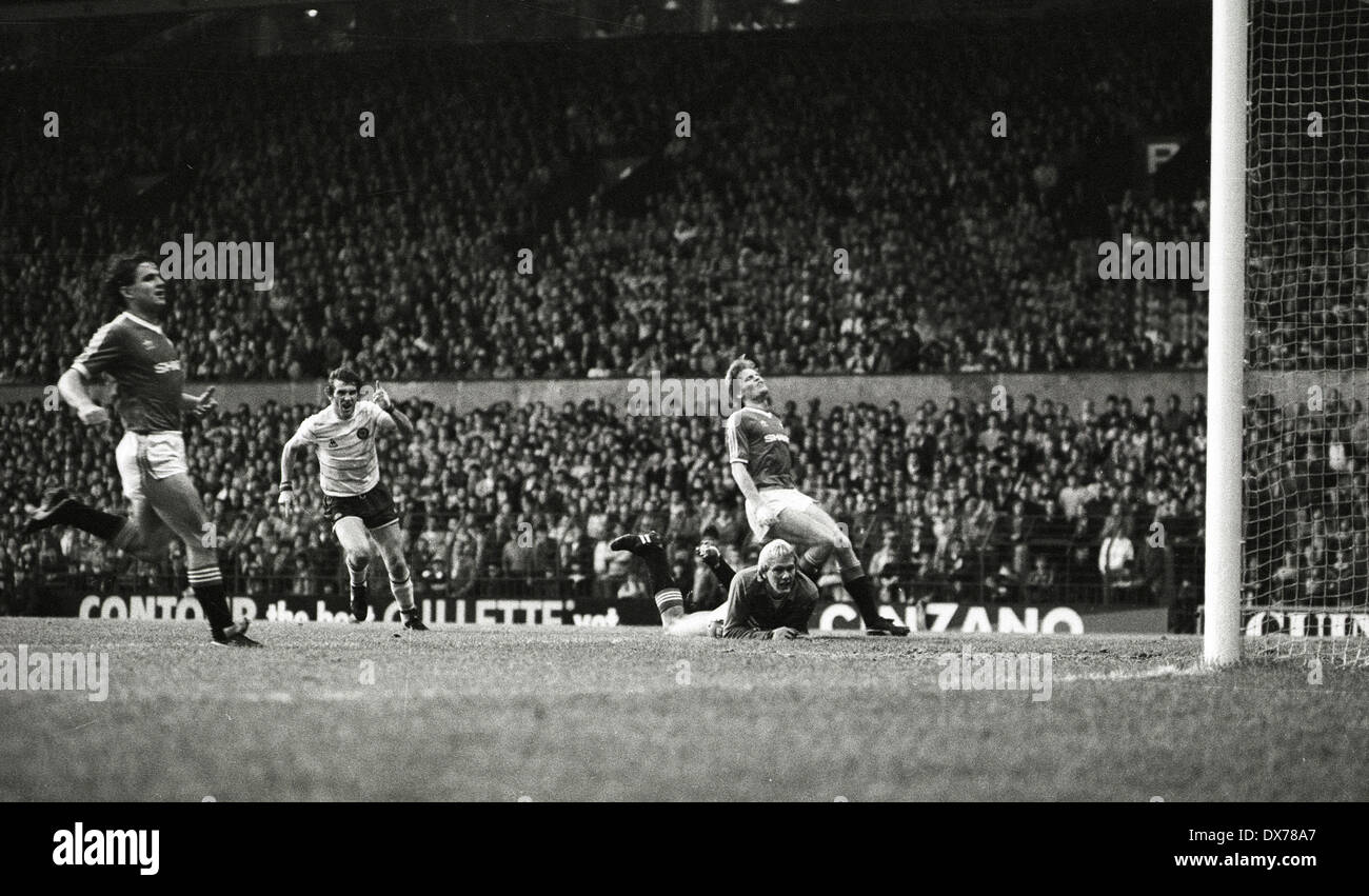 MANCHESTER UNITED gegen ASTON VILLA OLD TRAFFORD 11.05.1983 Peter Withe sein Tor von Gary Bailey & Gordon McQueen beobachtet feiert Stockfoto