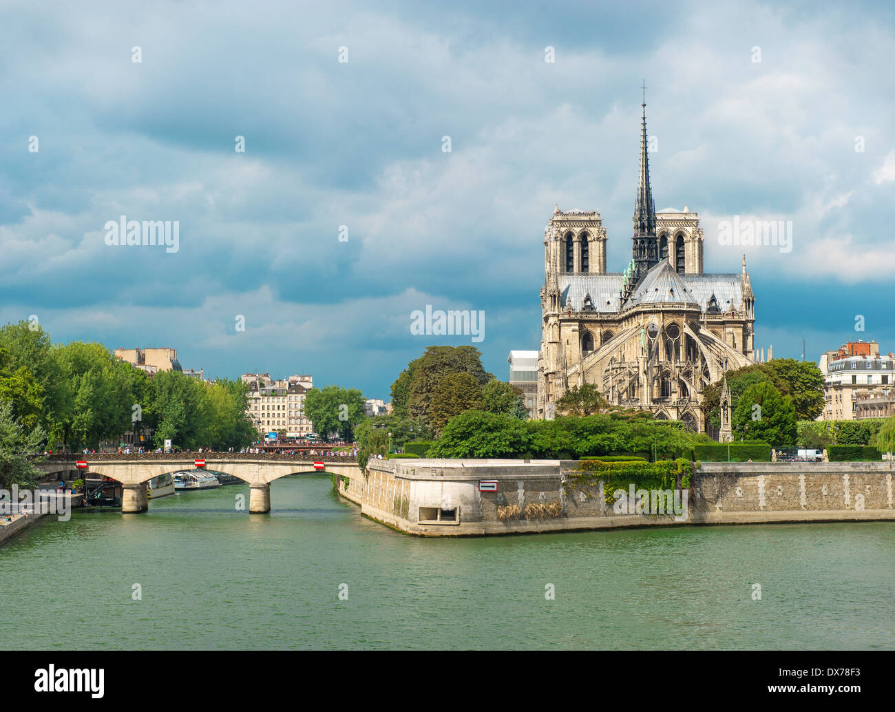 Notre Dame de Paris Carhedral außen am Flussufer mit dramatischer Himmel Stockfoto