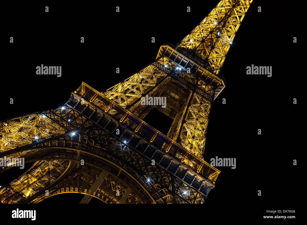 Eiffel Turm Licht Leistung zeigen in der Nacht vom 24. August 2013 in Paris Stockfoto