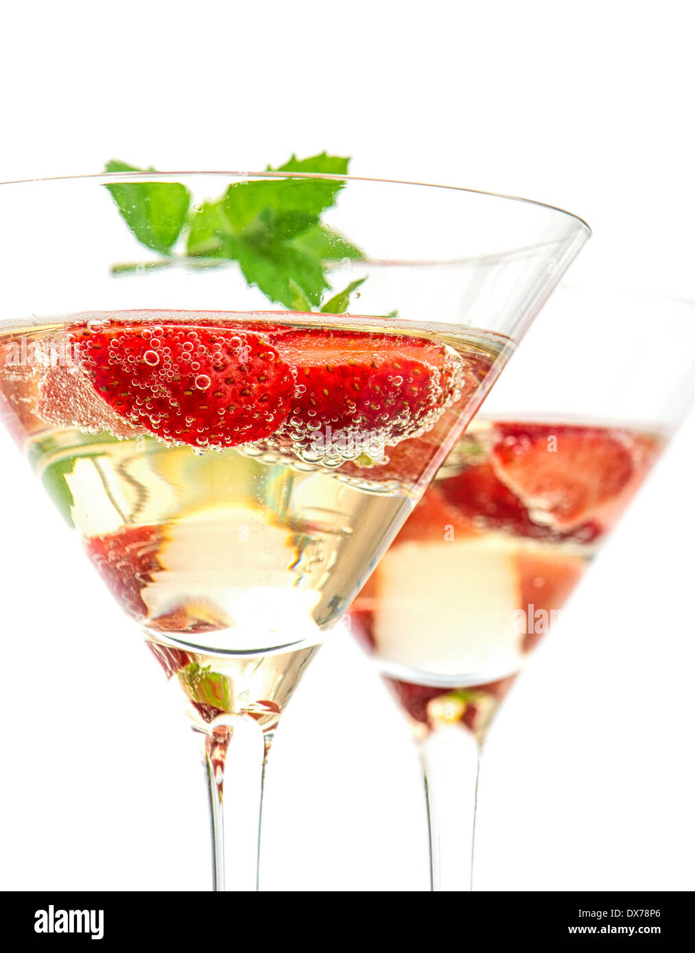 Erdbeer-cocktail mit Berry in Martini-Glas isoliert auf weißem Hintergrund. festliches Arrangement mit Sekt und frisch Stockfoto