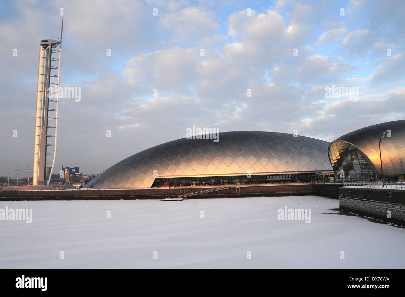 Clyde Canting Einzugsgebiet von Glasgow Science Centre, während schlechte Winter 2010 zugefroren. Glasgow Tower und IMAX-Kino Stockfoto