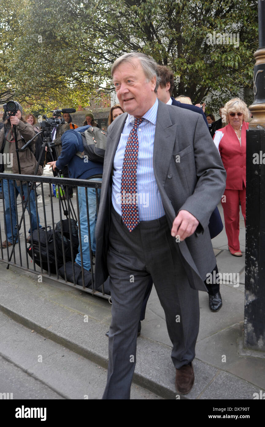 London, UK. 19. März 2014. Kenneth Clarke ex-Kanzler des Finanzministeriums der Presse außerhalb der Houses of Parliament verleiht seinem Gutachten nach den Haushalt von George Osborne London 19.03.2014 Credit: JOHNNY ARMSTEAD/Alamy Live News Stockfoto