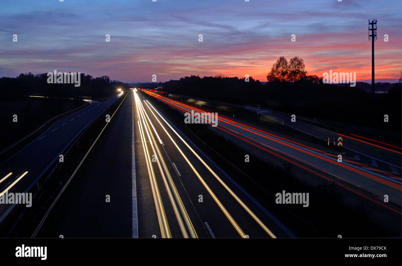 Deutsche Autobahn bei Nacht Stockfoto
